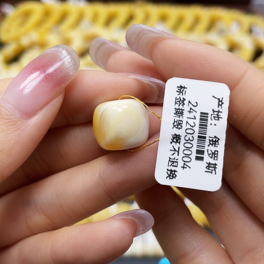 蜜蜡裸石未镶嵌老型13.7✖️12.2mm瑕疵福利