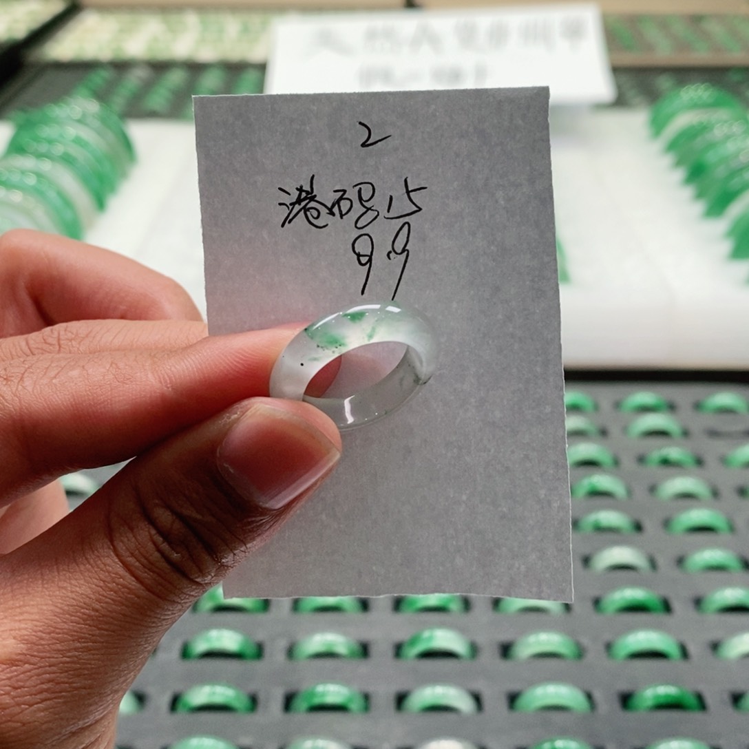 未镶嵌戒圈石英质玉（非洲翠）