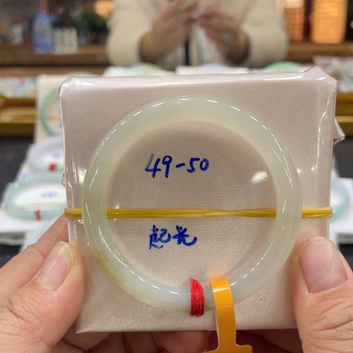 翡翠手镯未镶嵌翡翠