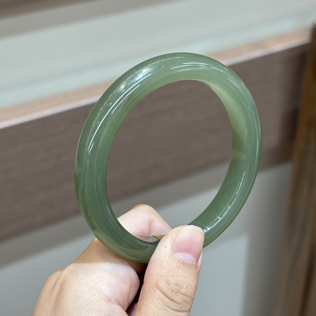 112534wt和田玉青海料湖水绿手镯圈口约56.5克重约47.37g