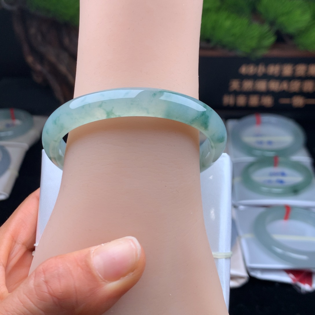 翡翠手镯未镶嵌手镯