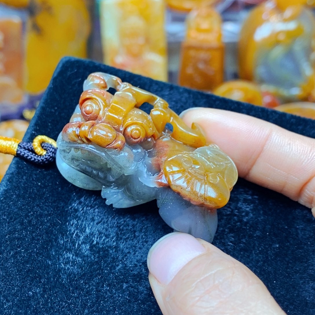 未镶嵌石英质玉（黄龙玉）颈饰