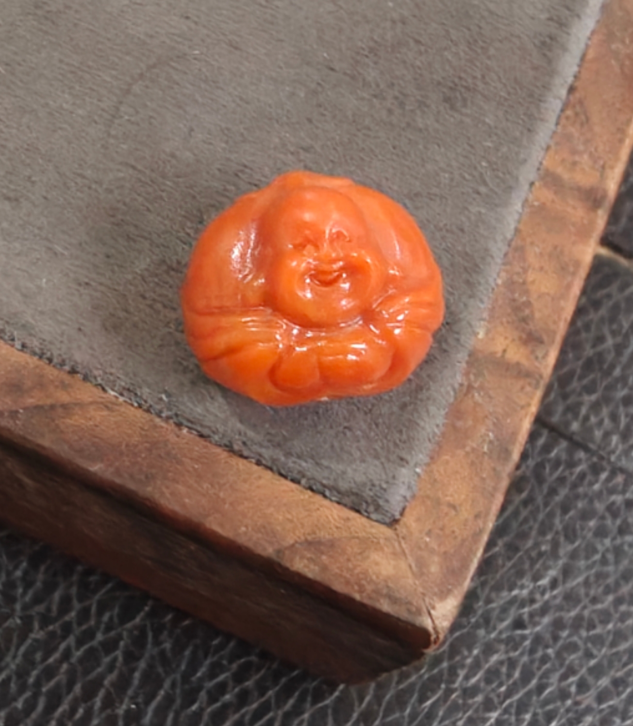 精美南红玛瑙包衣佛配饰一个 BY6