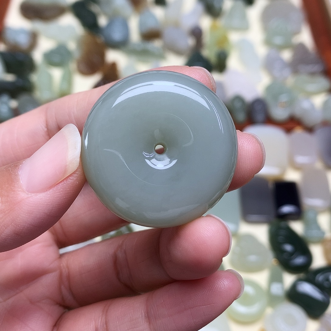 玫****和田玉未镶嵌颈饰