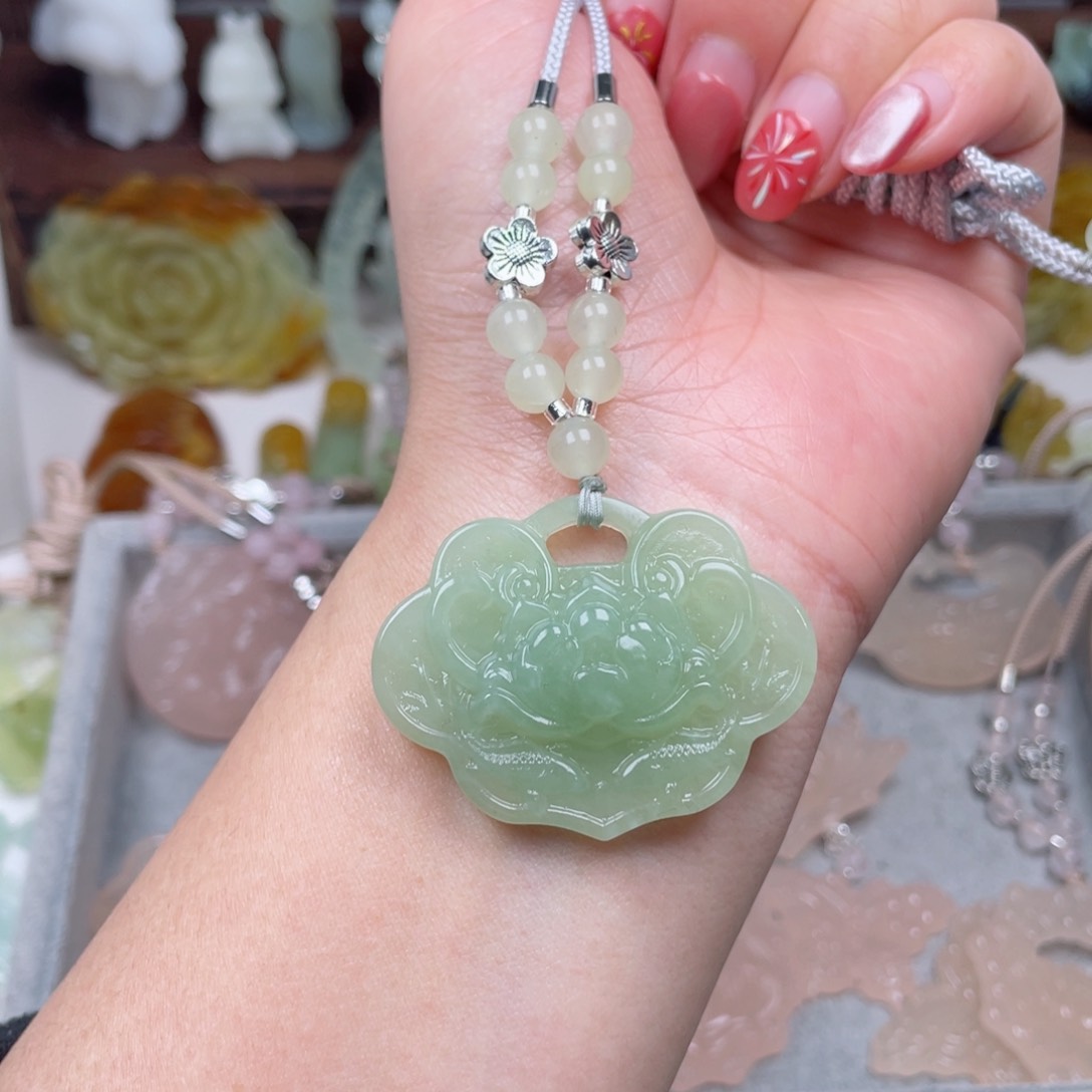 蛇纹石玉未镶嵌颈饰