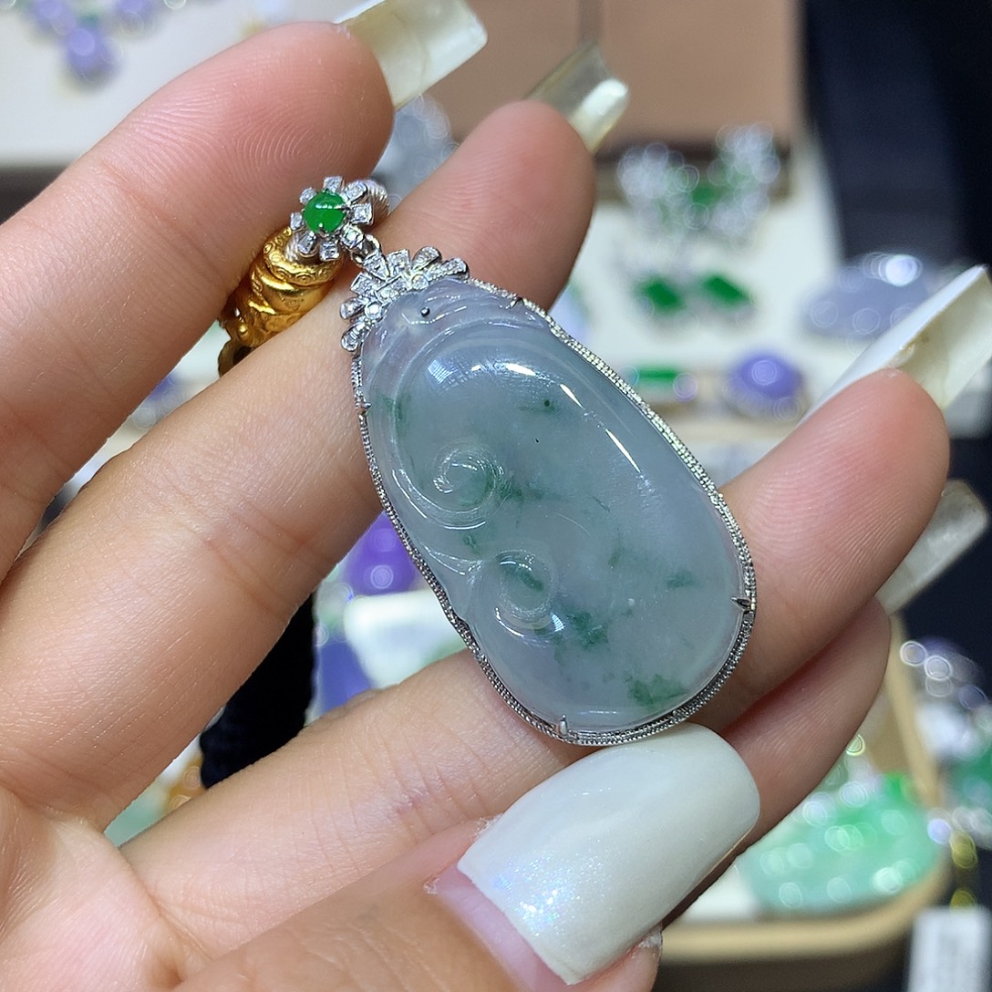 翡翠18K金镶嵌颈饰