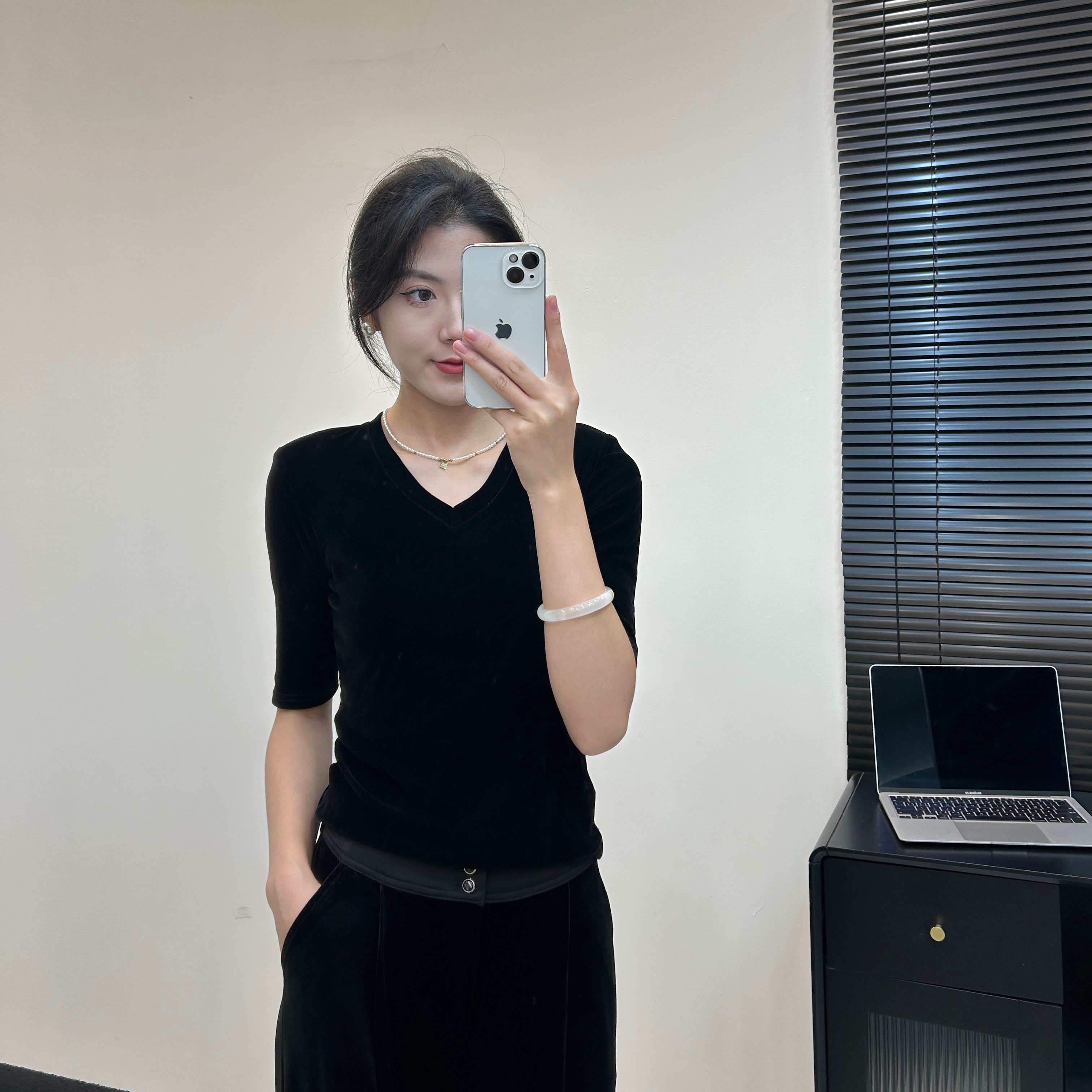 大宝姐【极简T恤】秋季高级定制五分袖百搭显瘦V领丝绒打底DB80857