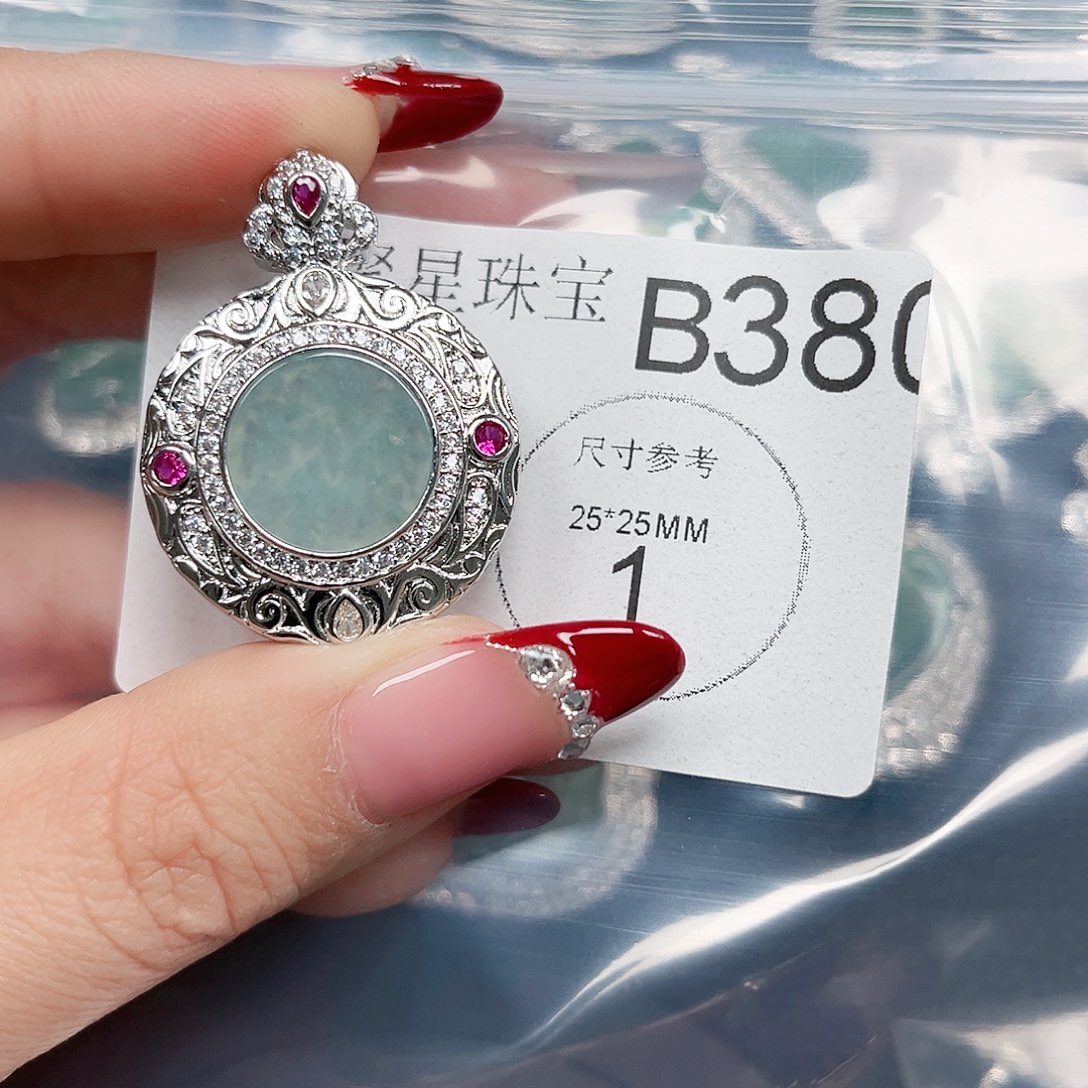 翡翠颈饰未镶嵌翡翠380