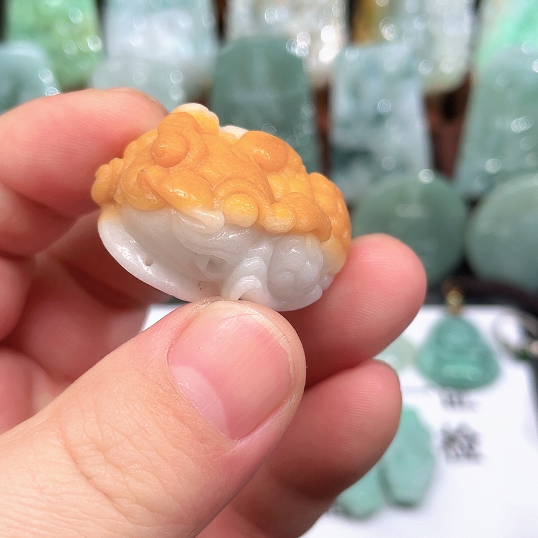 翡翠未镶嵌颈饰金蝉