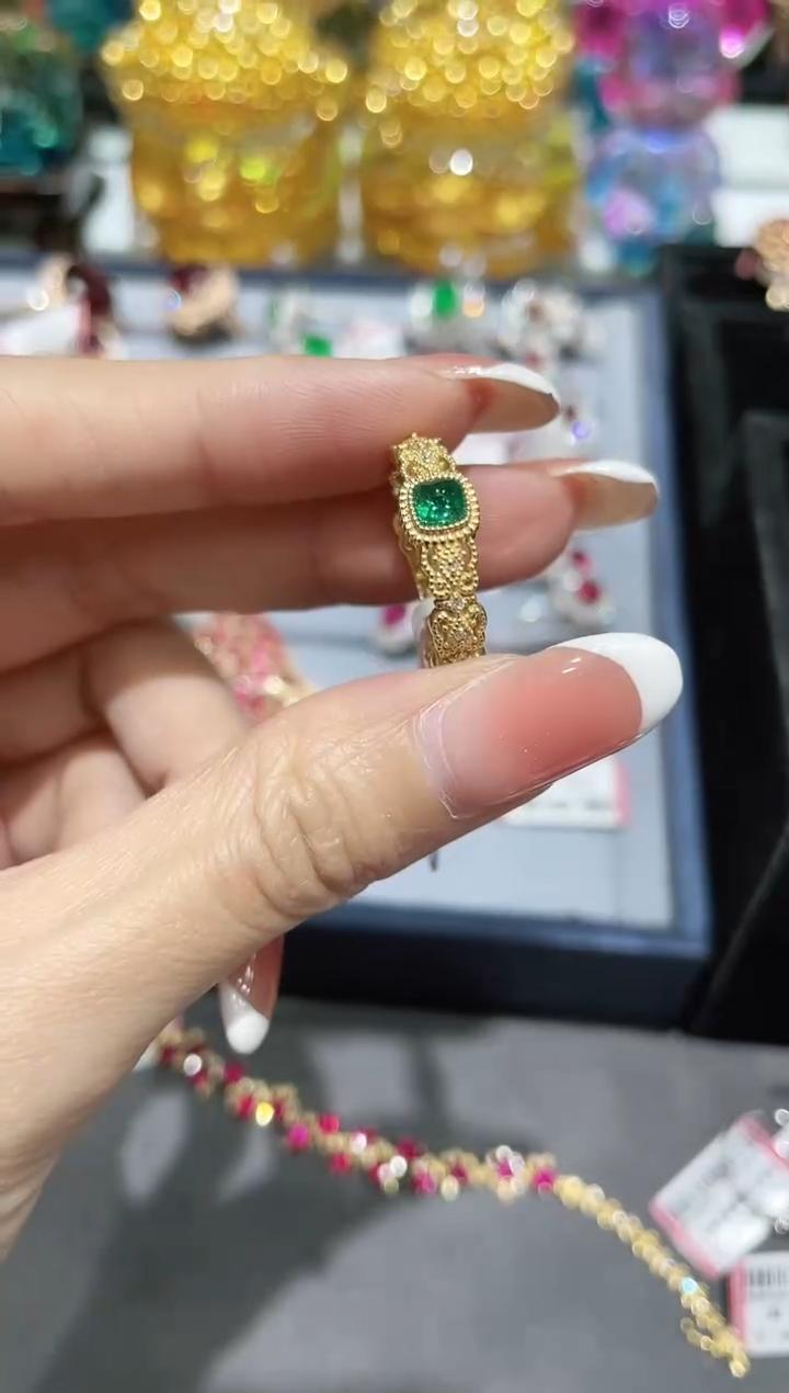 18K金镶嵌天然祖母绿戒指