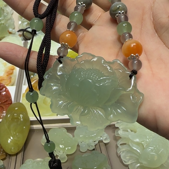 蛇纹石玉吊坠未镶嵌