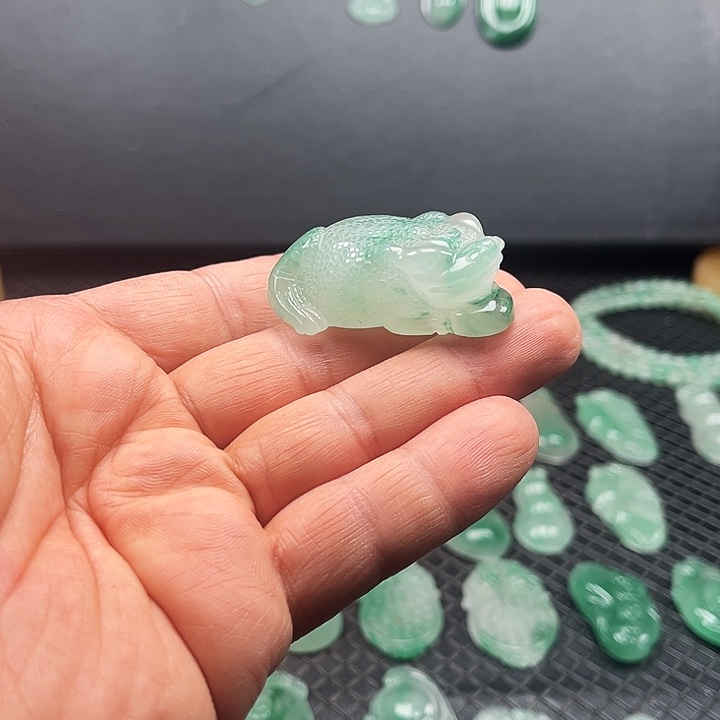 石英质玉（非洲翠）未镶嵌颈饰