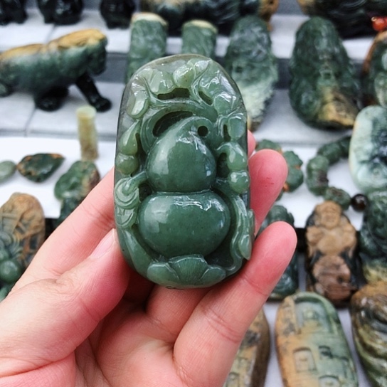 未镶嵌岫岩老玉（透闪石质玉）把件