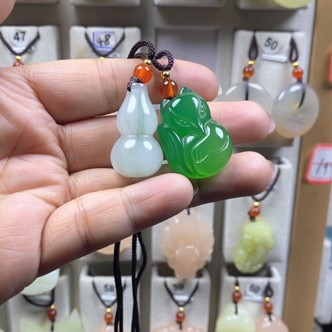 颈饰未镶嵌石英质玉（金丝玉）笑*