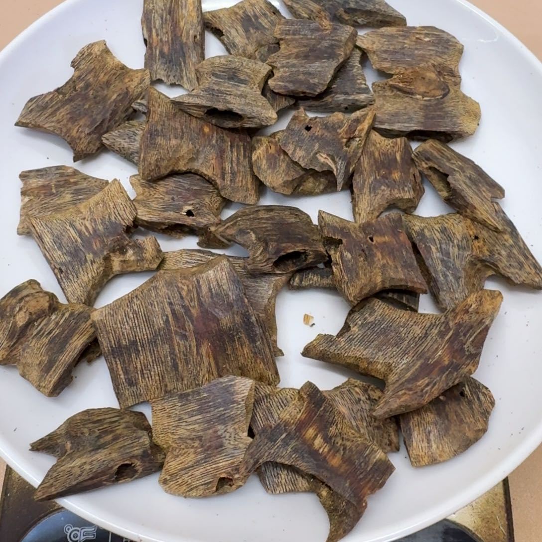 沉香碎屑沉香，乌身圆叶高油块料100克