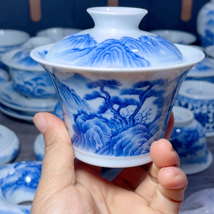 手绘青花山水盖碗