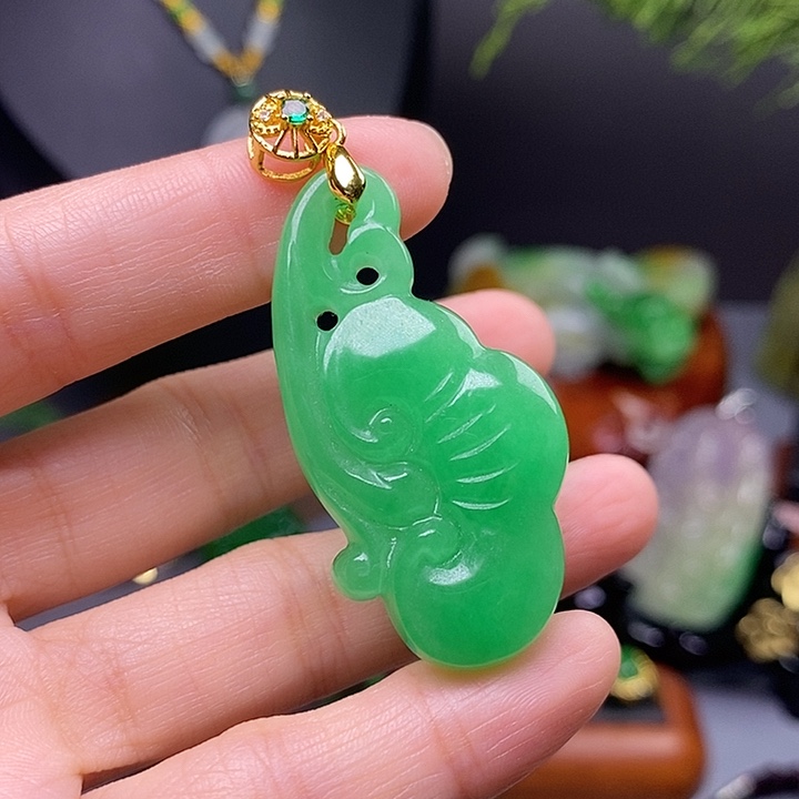 翡翠未镶嵌吊坠(赠链)