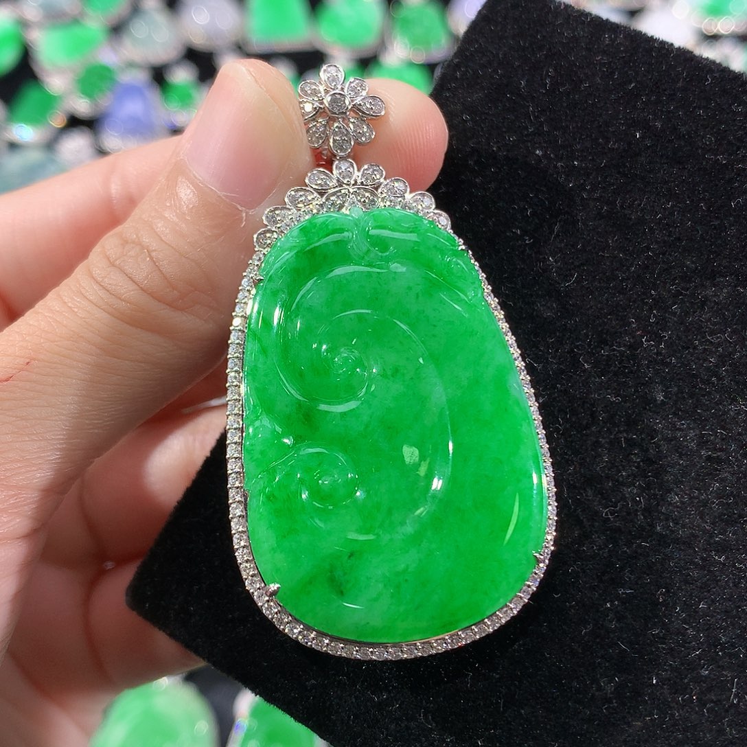 翡翠18K金镶嵌颈饰