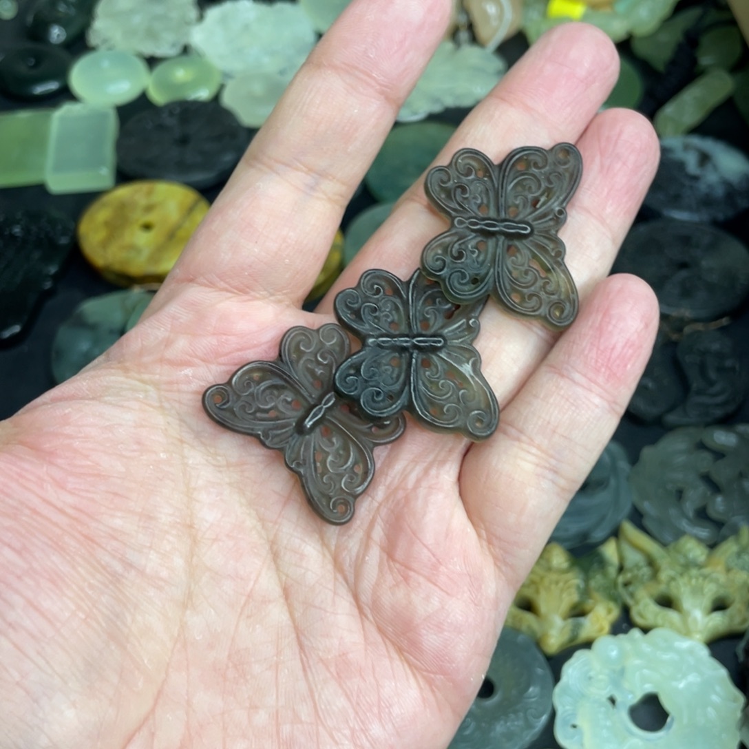 岫玉未镶嵌颈饰蝴蝶