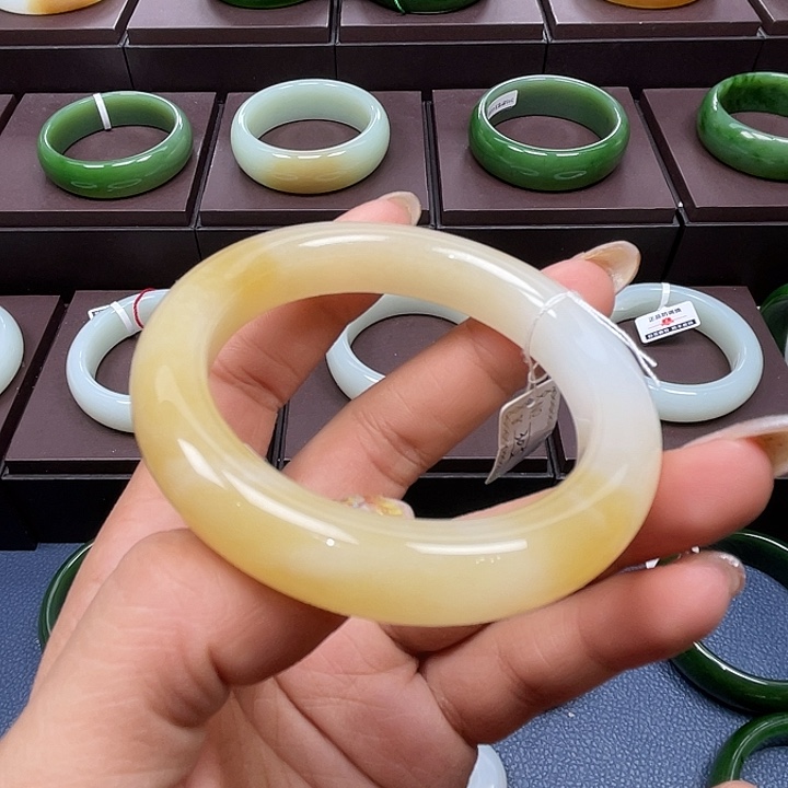 和田玉未镶嵌手镯