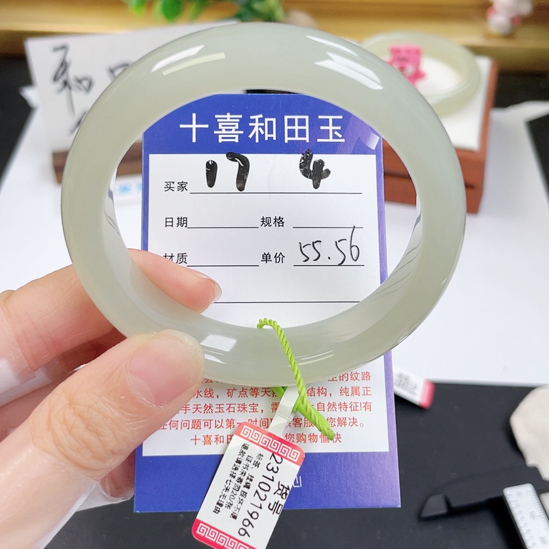 和田玉手镯未镶嵌