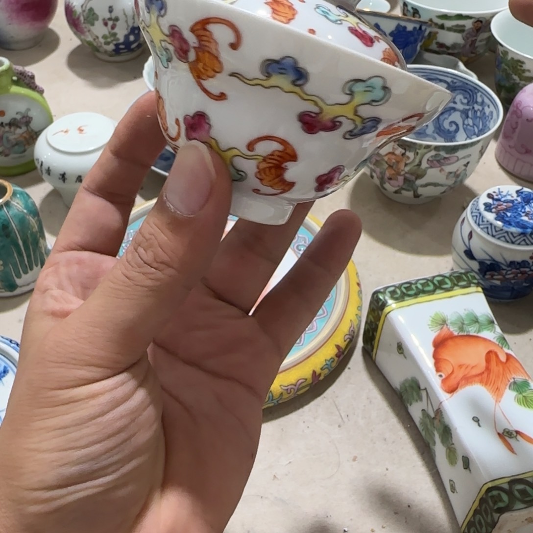 瓷片瓷器上用白泥雕刻图案并