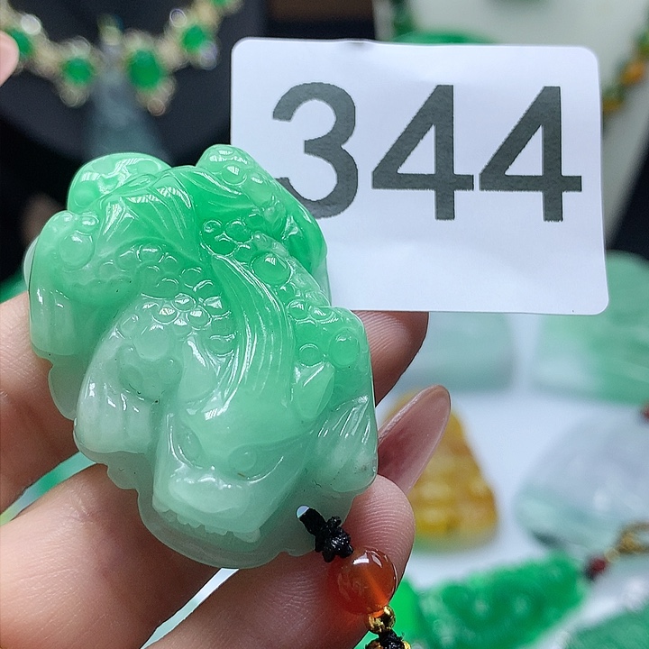 翡翠吊坠(赠链)未镶嵌