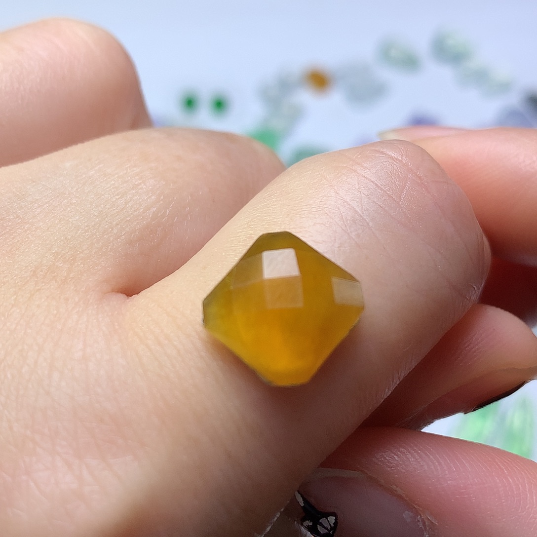 翡翠未镶嵌颈饰切割