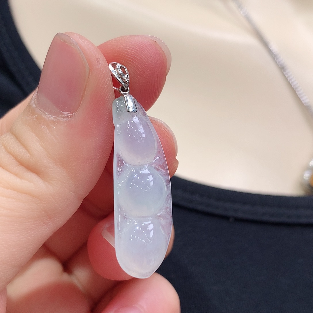 翡翠18K金镶嵌颈饰福豆