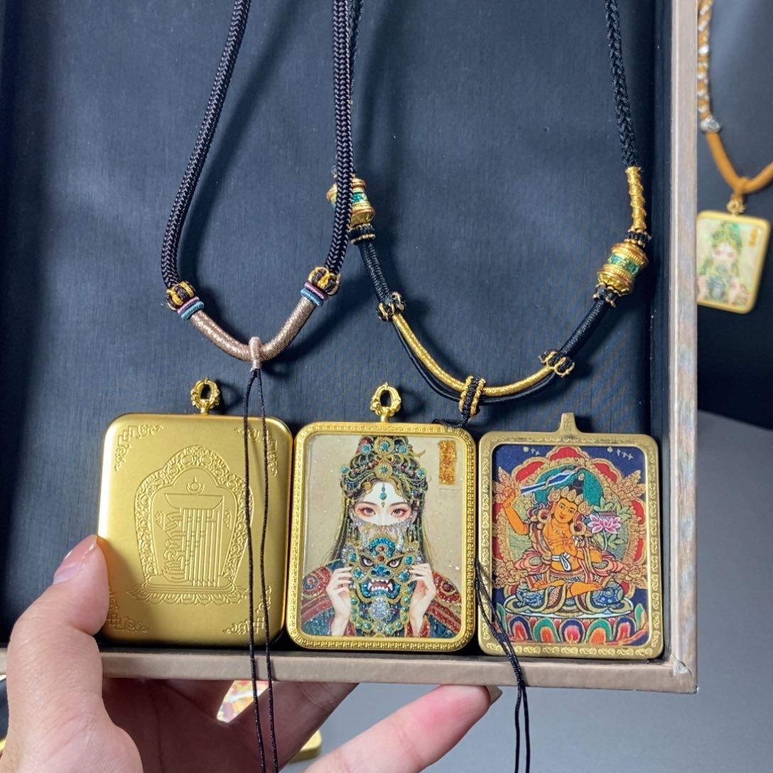 吊坠美丽的唐卡在这里结缘