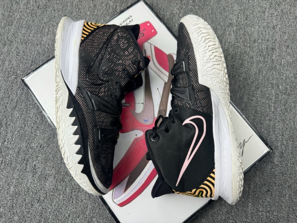 95新 NIKE/耐克 95新烁/44码/耐克/欧文7 黑金豹纹