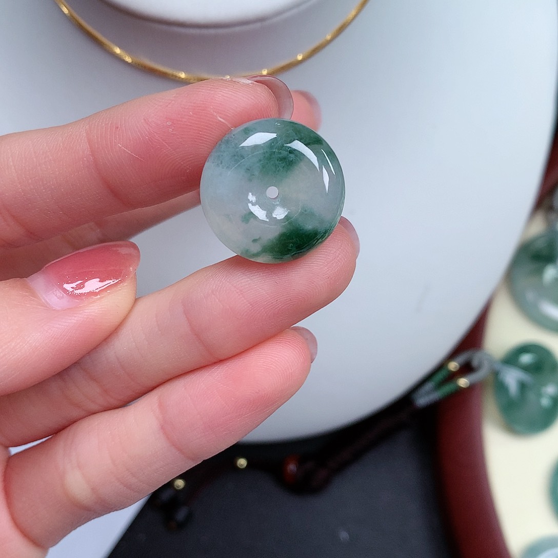 翡翠颈饰未镶嵌平安扣