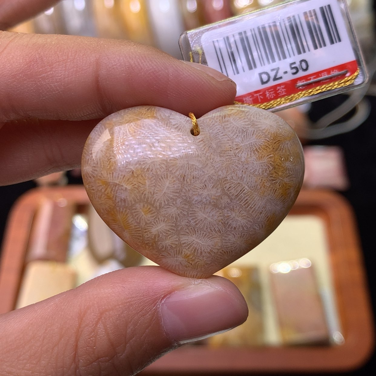 【闪购商品】硅化珊瑚（珊瑚玉）手链未镶嵌爱心金底虫