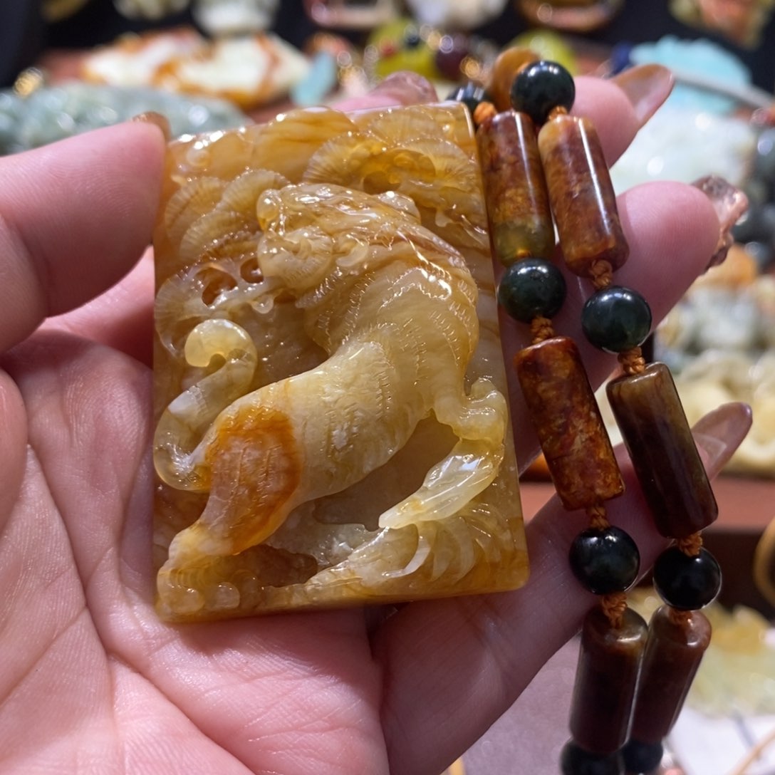 蛇纹石玉颈饰未镶嵌