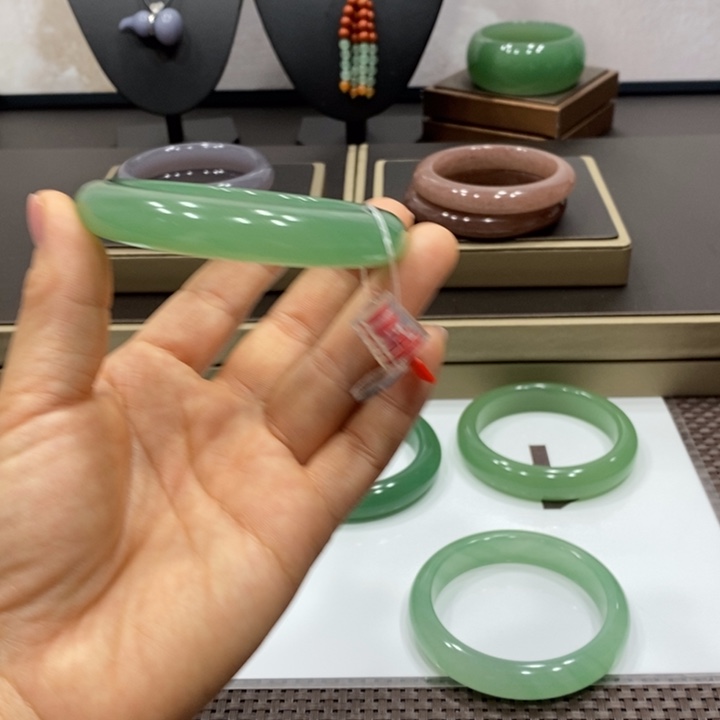 东陵石手镯未镶嵌好*