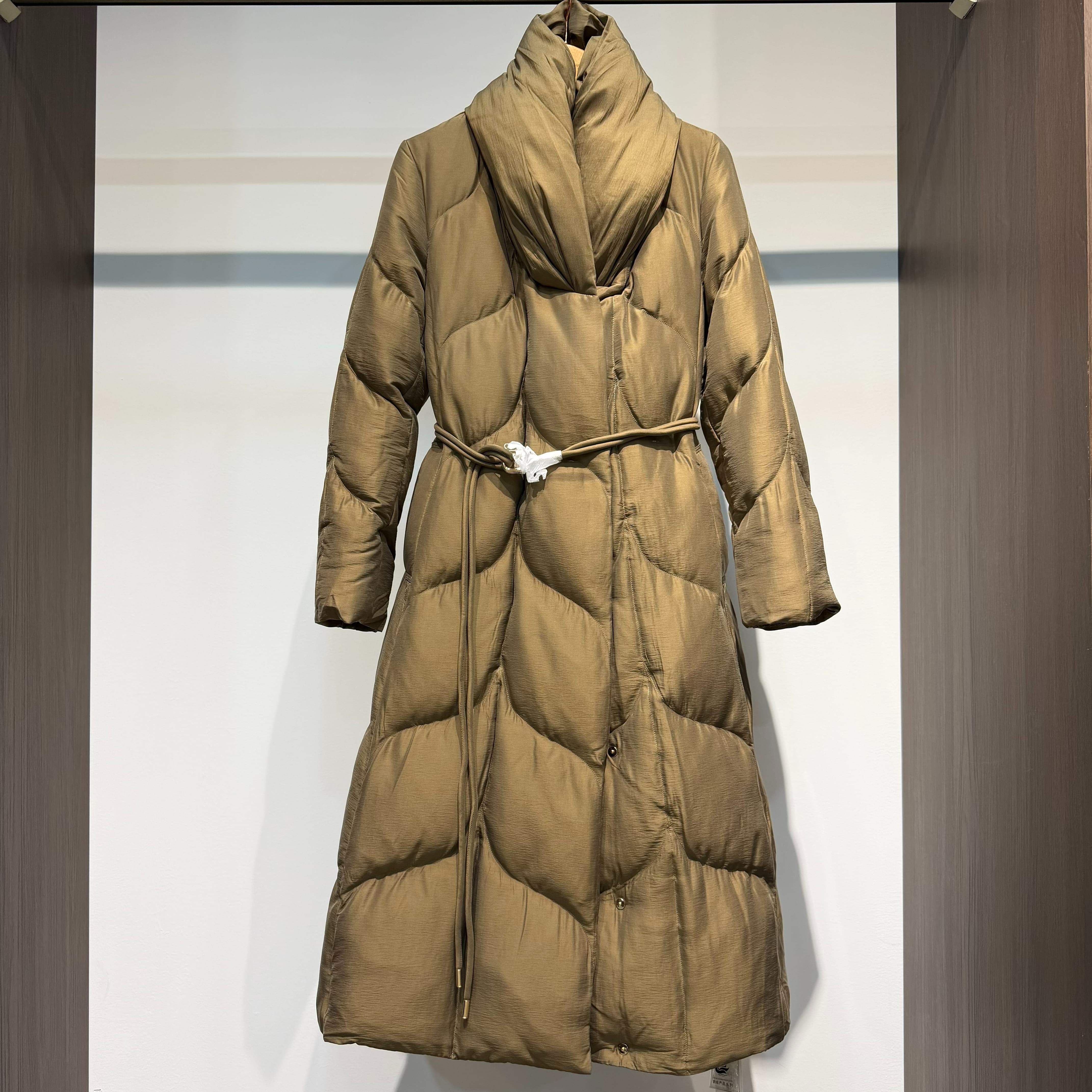 【萨拉迪恩】90白鹅绒时髦长款时尚保暖舒适羽绒服