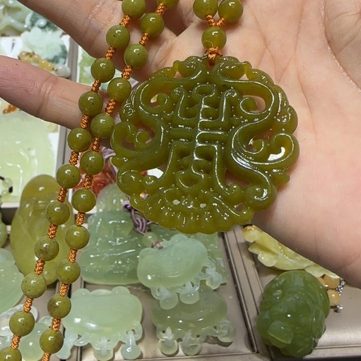 蛇纹石玉吊坠未镶嵌