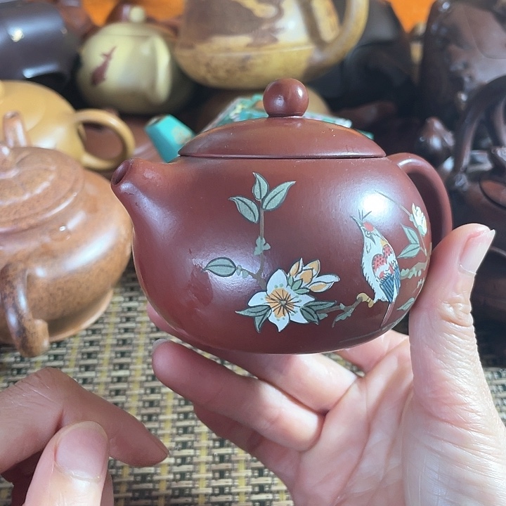 紫砂茶壶原矿泥料手工制作的紫砂壶。