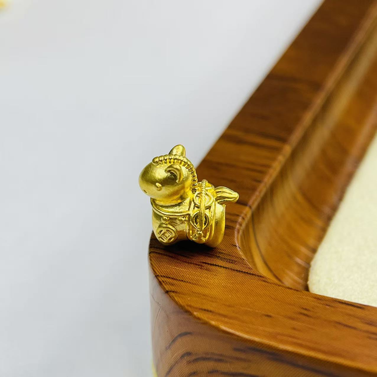 吴芳芳黄金足金999招财小金马DP2645-0280