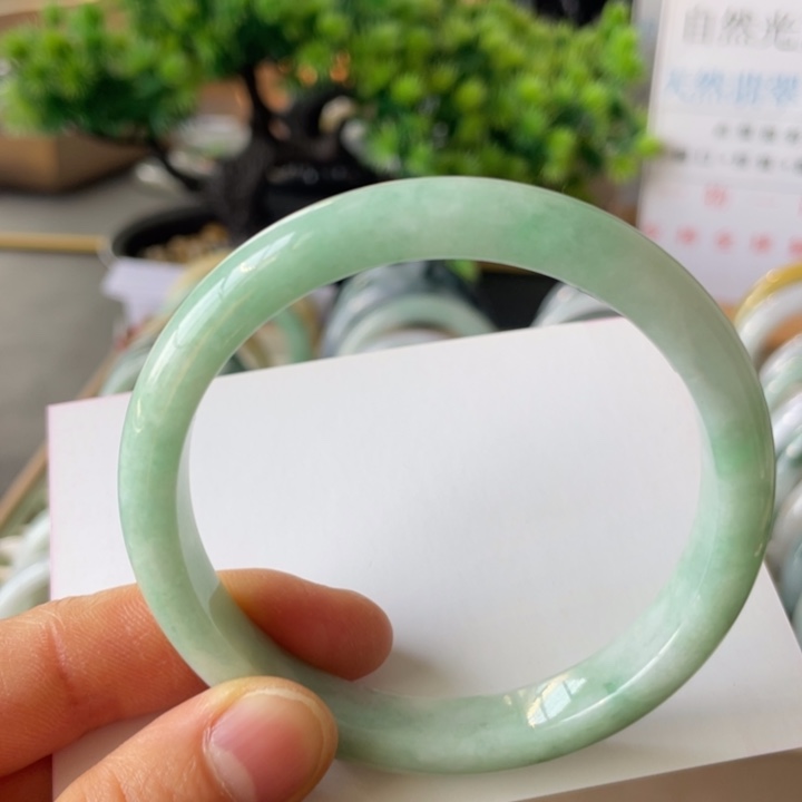 翡翠手镯未镶嵌天然翡翠手镯