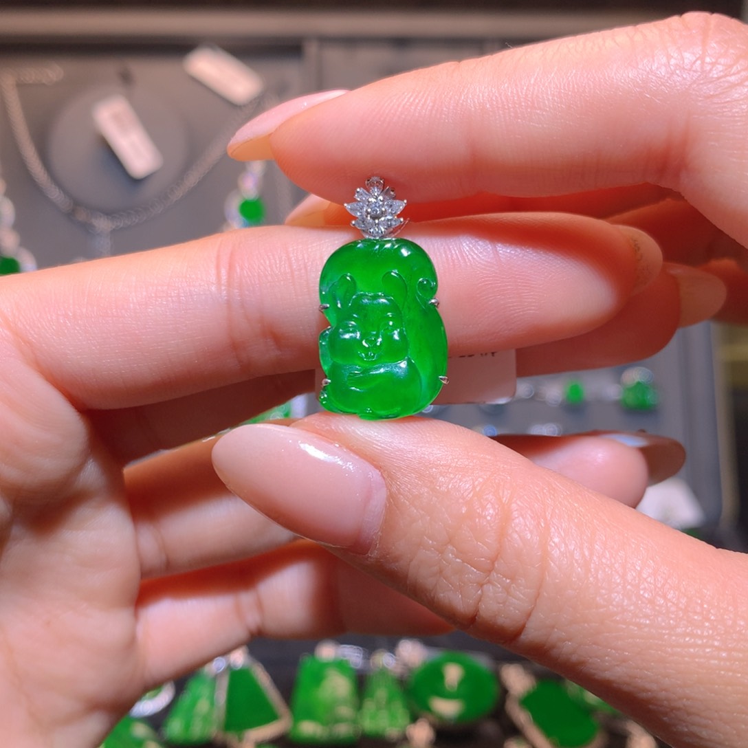 翡翠颈饰18K金镶嵌松鼠