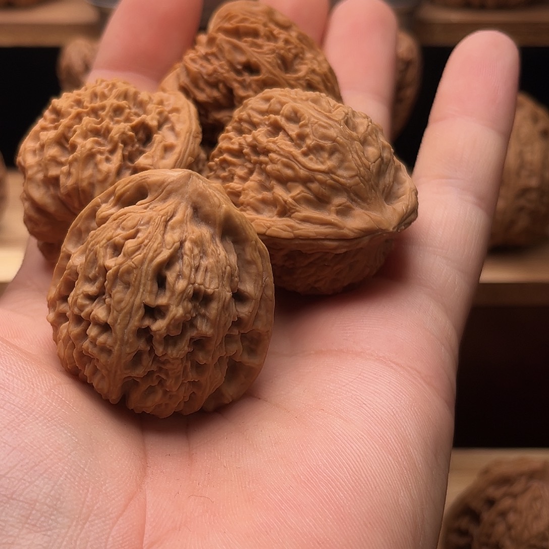 小***卢文玩核桃吊坠南疆石正三角