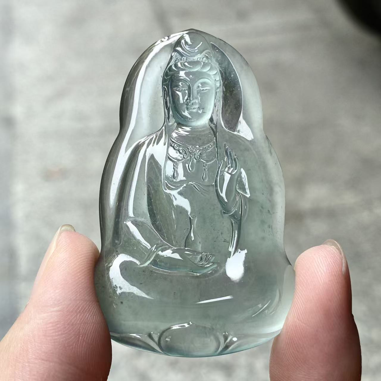 天然a货缅甸翡翠自然光玻璃种天空蓝观音吊坠，尺寸54.3/33.2/5