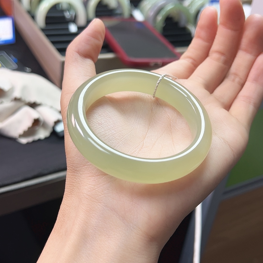 若***G和田玉未镶嵌手镯