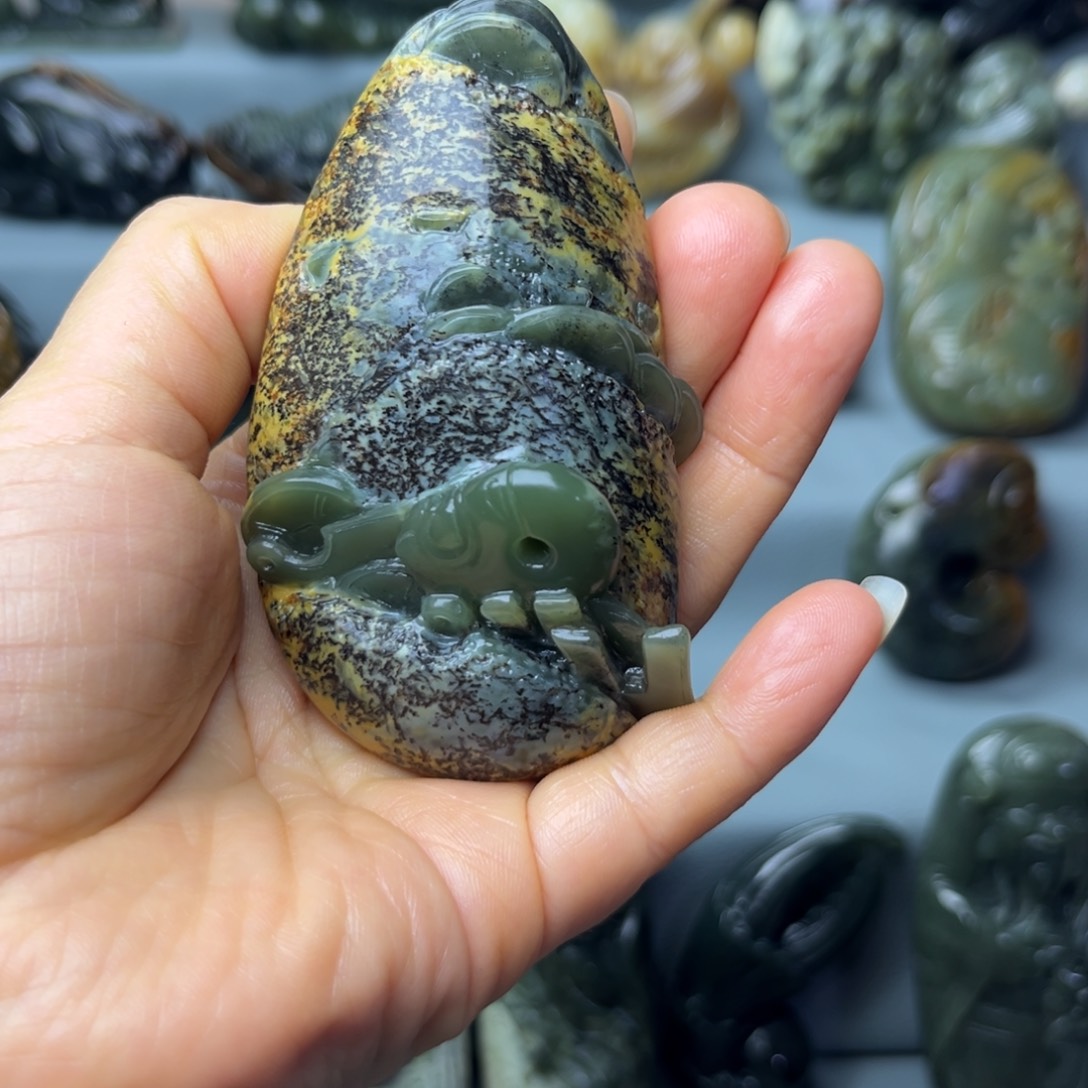 与***行岫岩河磨玉（透闪石质玉）未镶嵌把件