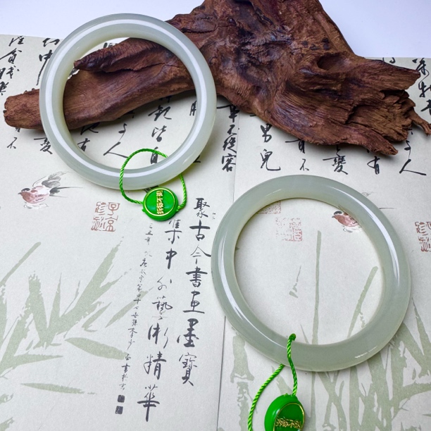 西亚珠宝YY16 和田玉手镯多样性发其一