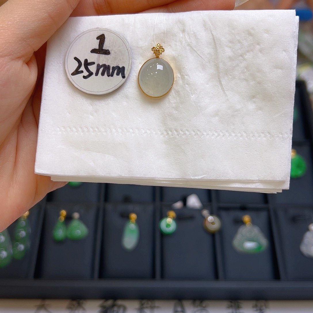 翡翠颈饰18K金镶嵌翡翠