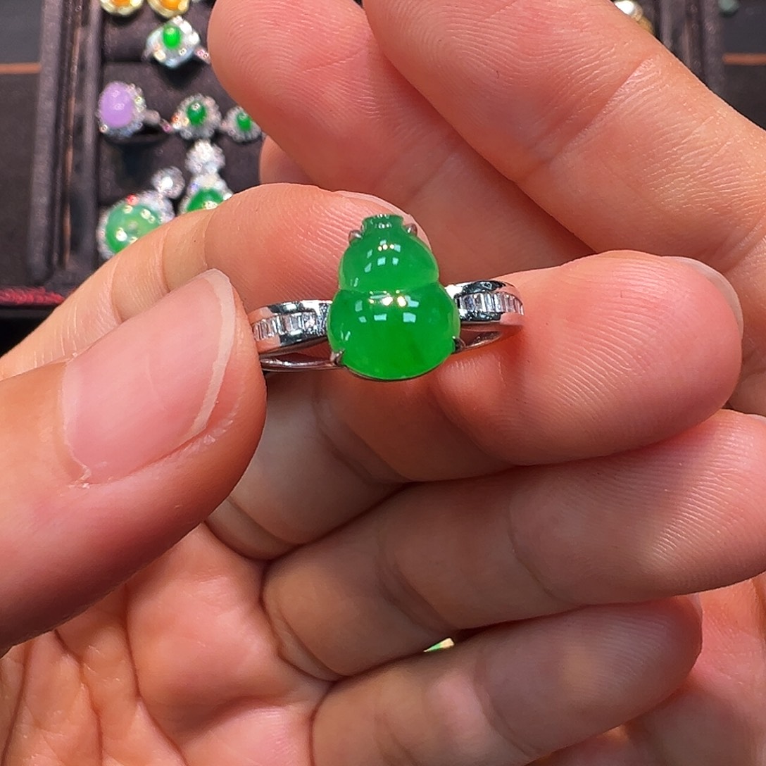 翡翠18K金镶嵌颈饰葫芦