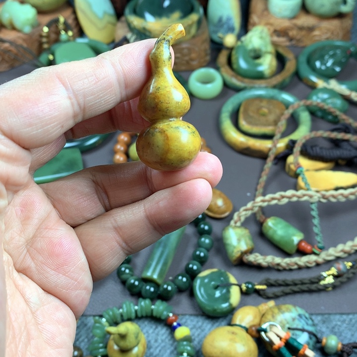 吊坠(赠链)未镶嵌岫岩河磨玉（透闪石质玉）和**尘