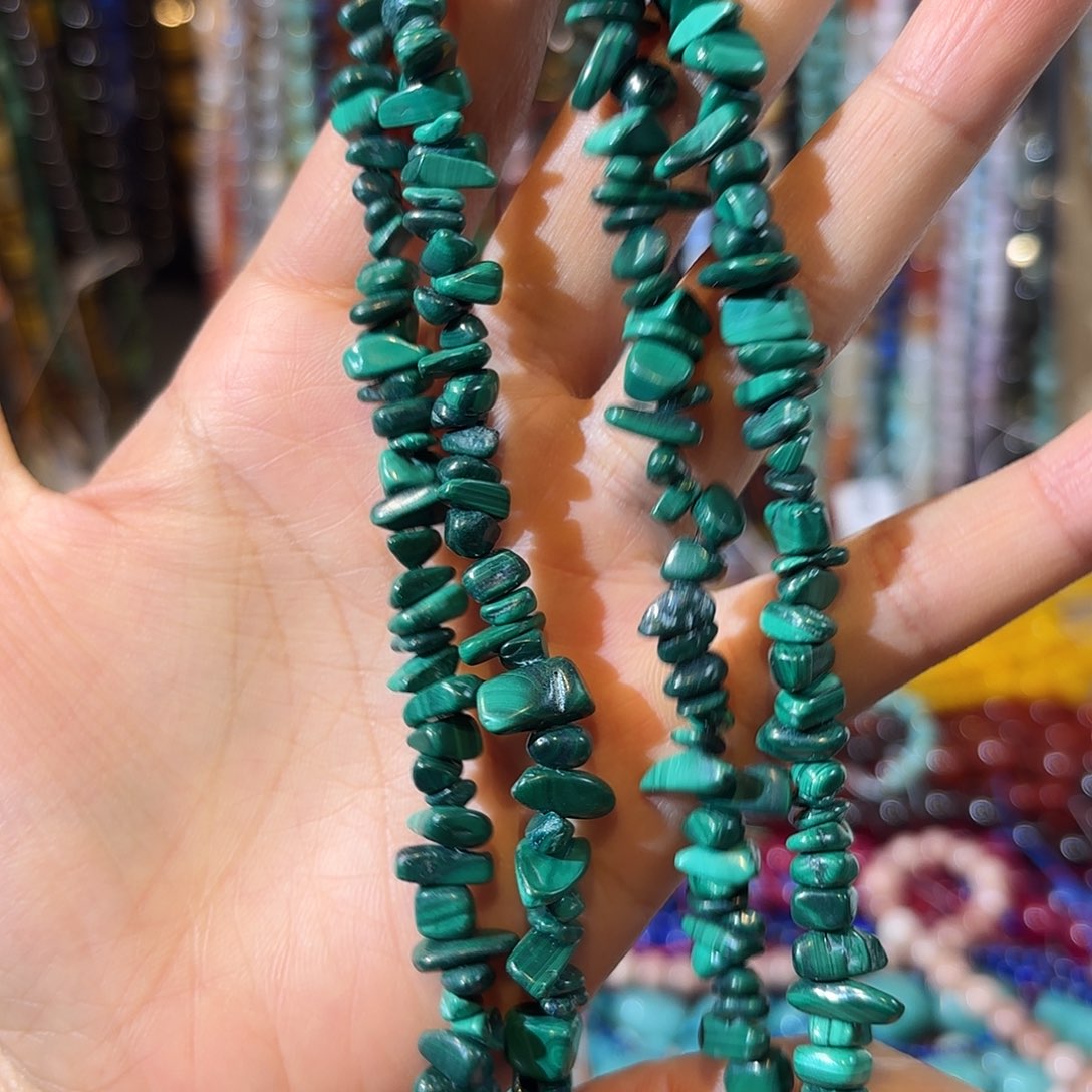 玛瑙/玉髓未镶嵌珠宝半成品孔雀石碎石一条